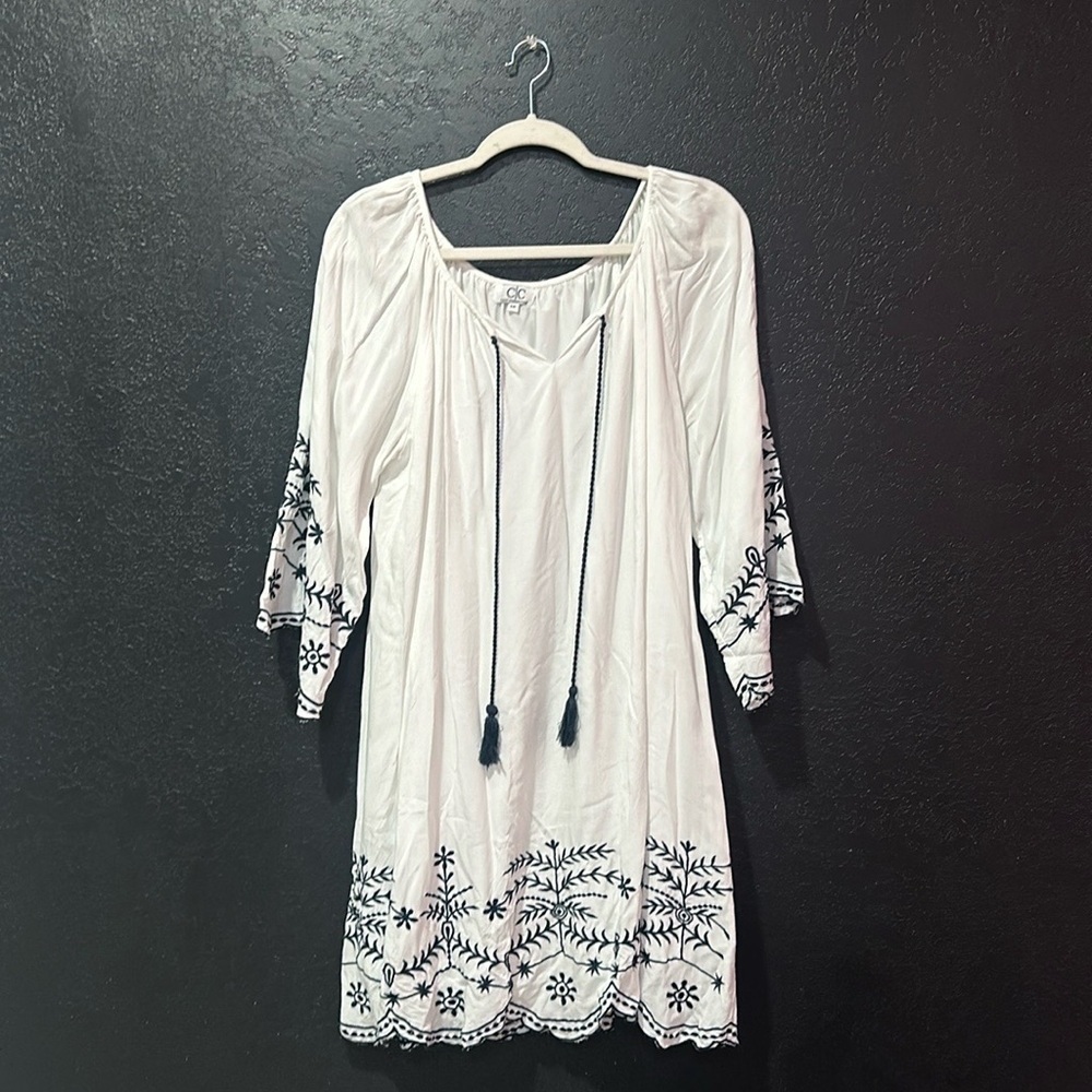 CHIC CONNECTION Size 1X white with navy embroidery tasseled mini dress